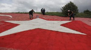 Bin 400 Metrekare büyüklündeki Türk Bayrağını boyuyor