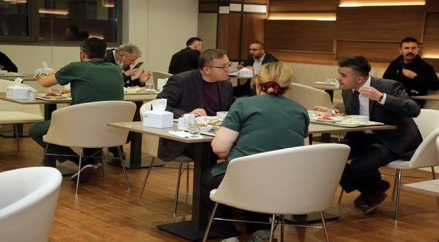 Vali Polat, hastane çalışanları ile iftar yaptı