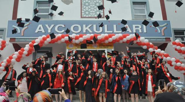 AYÇ’de Mezuniyet Töreni