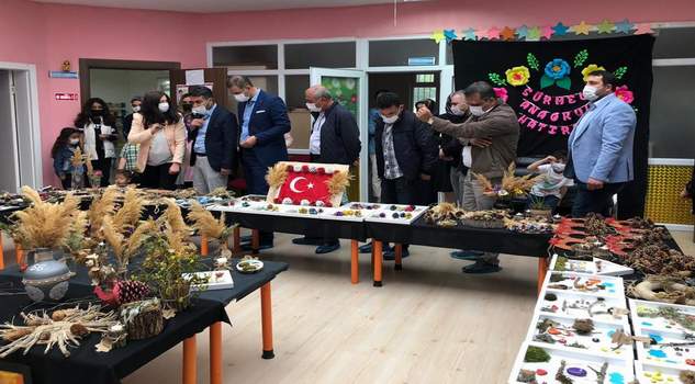 Minikler, doğadan topladıkları ürünleri sanata dönüştürdü