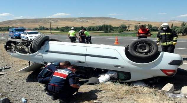 Otomobil şarampole devrildi: 2 kişi yaralandı