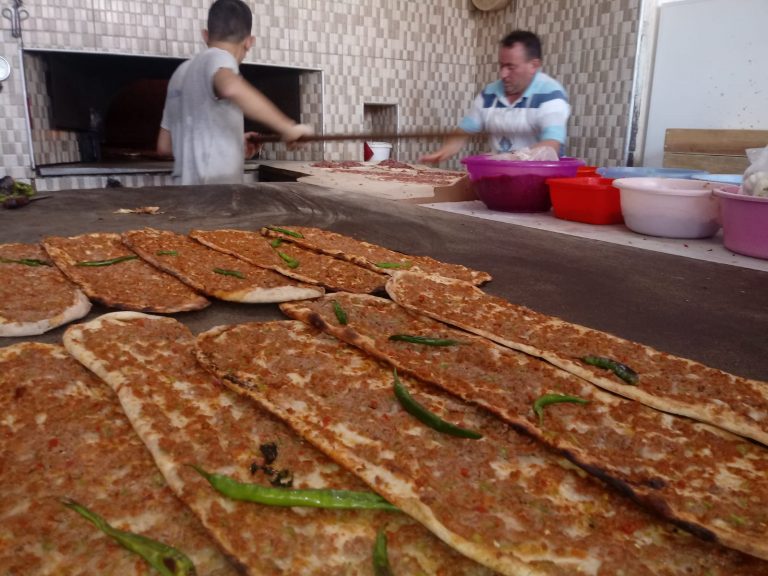 Kurban Bayramıyla birlikte fırınlarda kıymalı pide mesaisi başladı