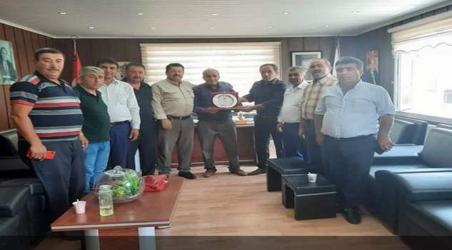 Muhtarlardan Başkan’a teşekkür plaketi