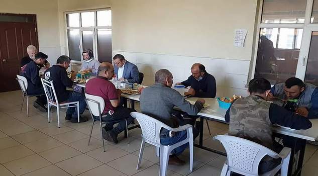 Vali Polat, fabrika çalışanları ile öğle yemeği yedi