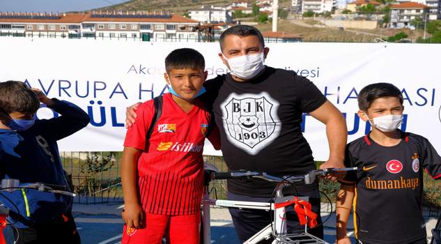 Başkan Yalçın, çekilişte 15 bisikleti sahiplerine verdi