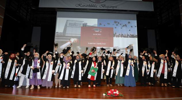 Bilal Şahin İlahiyat Fakültesinde mezuniyet sevinci