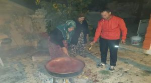 Kışlık salça yapımı geleneği devam ediyor