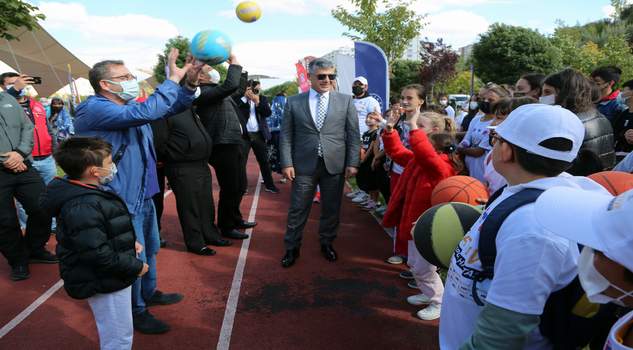 Vali Polat, çocukların sevincine ortak oldu