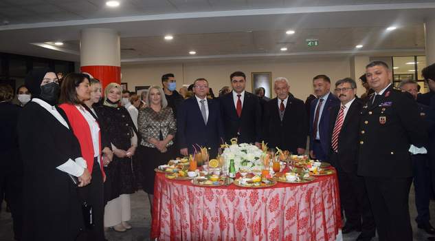 29 Ekim Resepsiyonunda 98. yıldönümü pastası kesildi