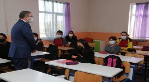 Vali Polat, öğrencilerin derslerine katıldı