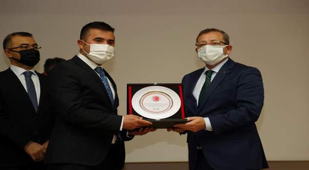 Vali Polat’tan Başhekim Kozan’a plaket