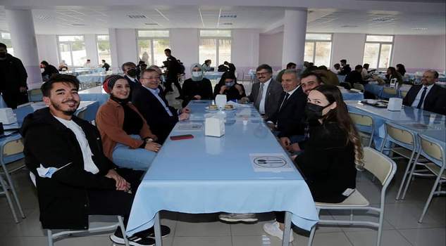Vali Polat, öğrencilere yemekte misafir oldu