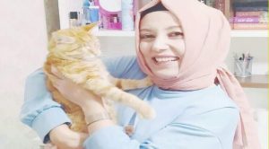 Gözleri görmeyen yavru kediyi sevgiyle büyüttü