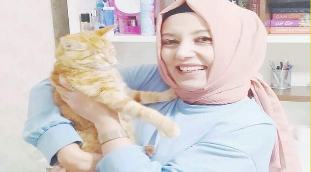 Gözleri görmeyen yavru kediyi sevgiyle büyüttü