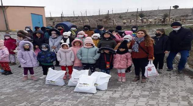 Minik öğrencilerden bakım merkezindeki hayvanlara yiyecek