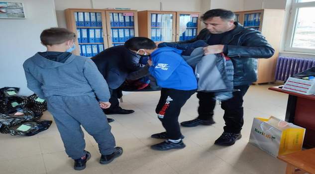 İYF’den öğrencilere kışlık kıyafet ve kırtasiye hediyesi