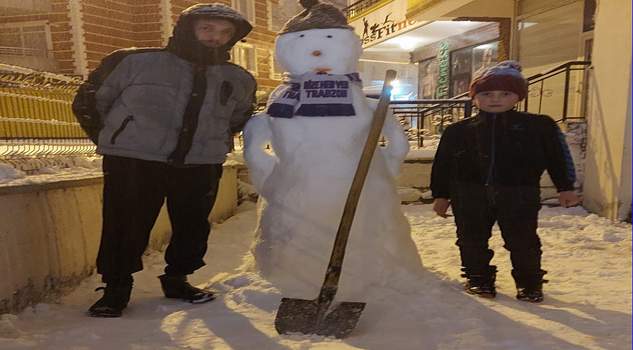 Çocukların kar sevincine babaları da ortak oldu