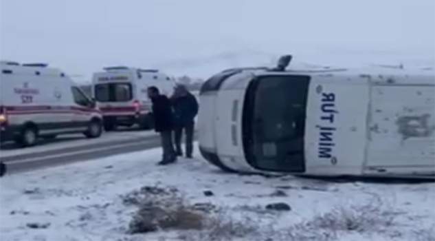 Minibüs devrildi: 5 kişi yaralandı