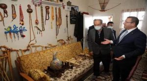 Vali Polat, ağaç dallarından yapılan eserleri çok beğendi