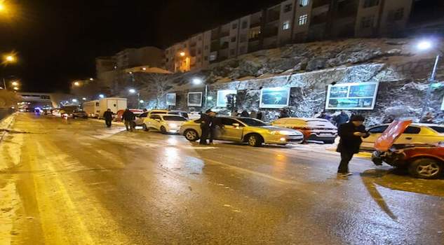 Yozgat’ta yoldaki buzlanma kazaya neden oldu, 15 araç birbirine girdi