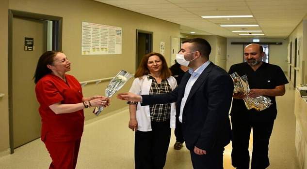 Başhekim Kozan’dan, karanfilli kutlama