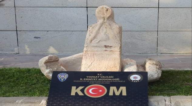 Tarihi mezar taşını çalan hırsızlar yakalandı