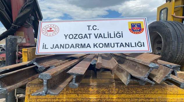 Tren raylarını çalarken yakalandılar