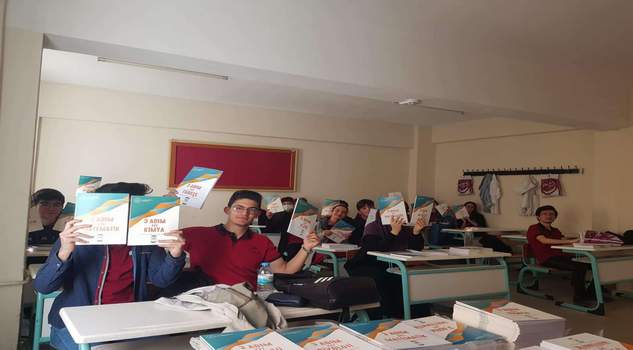 Sınavlara hazırlık kitapları ücretsiz dağıtıldı