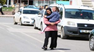 Fedakar anne hayatını öğretmen olmak isteyen hasta kızına adadı