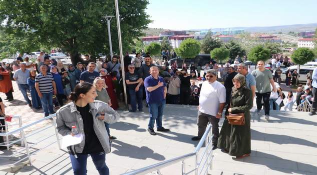 Öğrenciler sınavda ter dökerken ailelerde dışarıda dua okudu