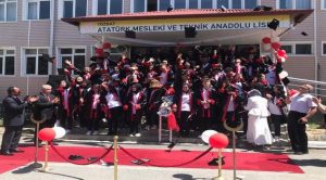 Öğrencilerin mezuniyet coşkusu