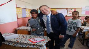 Vali Polat, çocukların karne sevincine ortak oldu