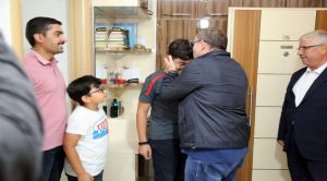 Vali Polat, LGS birincisini alnından öptü