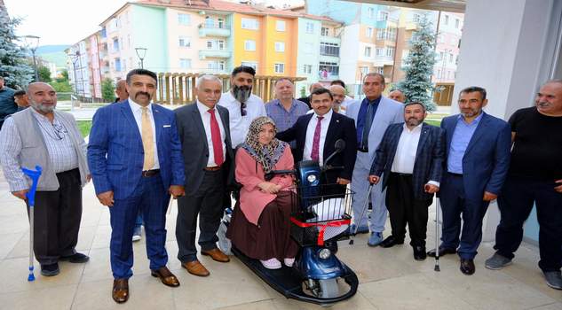 Akdağmadeni’nde engelli vatandaşlara akülü araba dağıtıldı