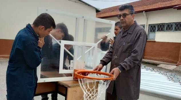 Öğrenciler okulların basketbol potasını üretiyor