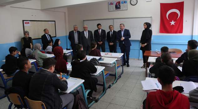 Vali Polat, okul ziyaretlerini sürdürüyor