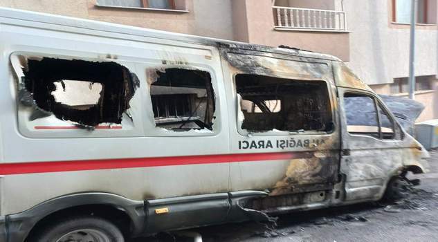 Park halindeki minibüs yandı