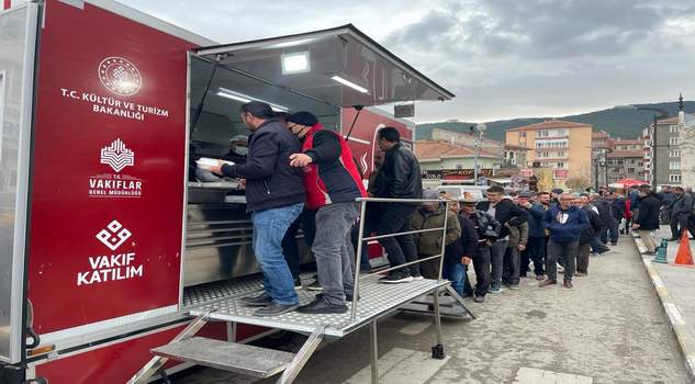 Cuma namazı sonrası vatandaşlara etli pilav ikramı