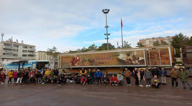 Öğrenciler Çanakkale Müzesi TIR’ını gezdi