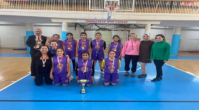 Köy okulu basketbol kız takımı il birincisi oldu