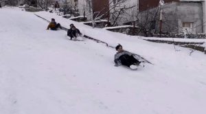 Çocuklar kızak kaymanın keyfini çıkardı