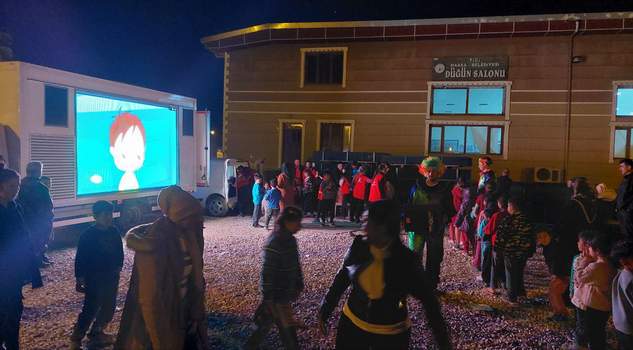 Çocukları eğlendirdiler