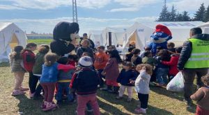 Yozgatlı gençler çocukları eğlendiriyor