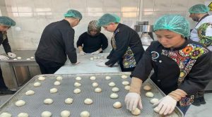 Öğrencilerden depremzedelere ekmek ve yemek üretimi