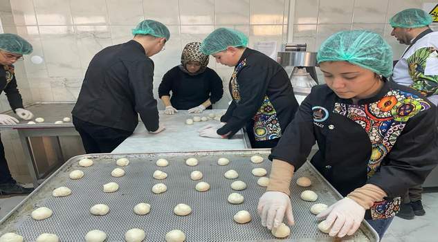 Öğrencilerden depremzedelere ekmek ve yemek üretimi