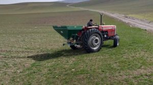 Çiftçiler bahar gübre atımına başladı