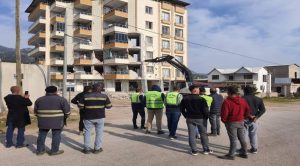 Hassa’da hasarlı binaların yıkımına başladı