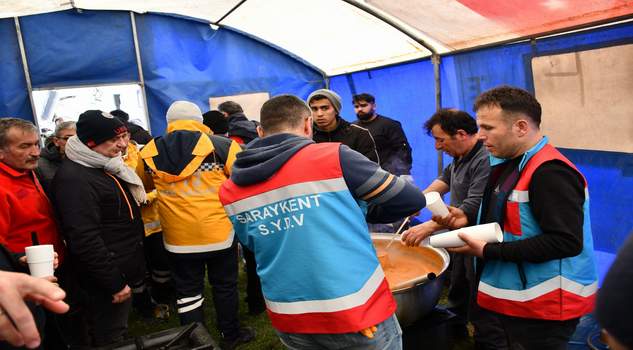 Yozgat’tan giden ekip sıcak yemek ikramına başladı