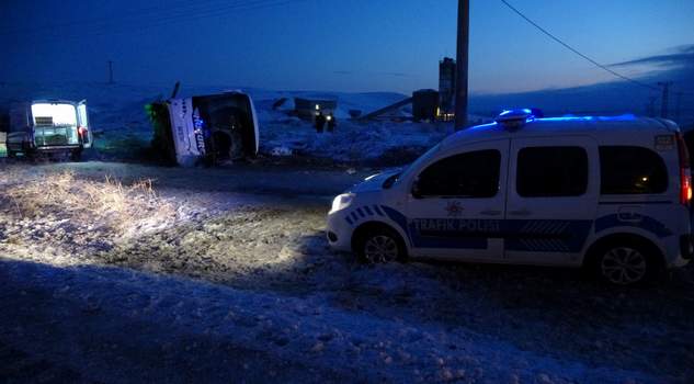 Otobüs devrildi:1 kişi öldü, 25 kişi yaralandı