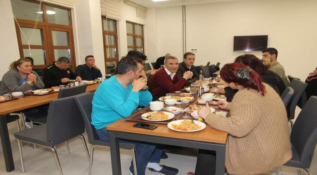 Depremzedelerle birlikte iftar yaptı